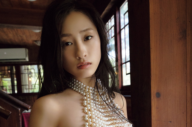 2nd写真集発売の澄田綾乃、真珠のすけすけドレスで“ぎりぎり”ライン！ 画像