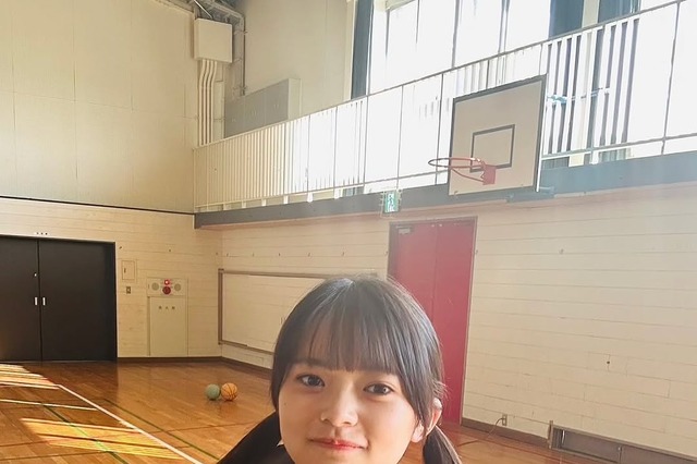 制コレ24・小森香乃、体育館×水着のグラビア撮! 注目の16歳が“笑顔”と“美ボディ”で魅せる 画像