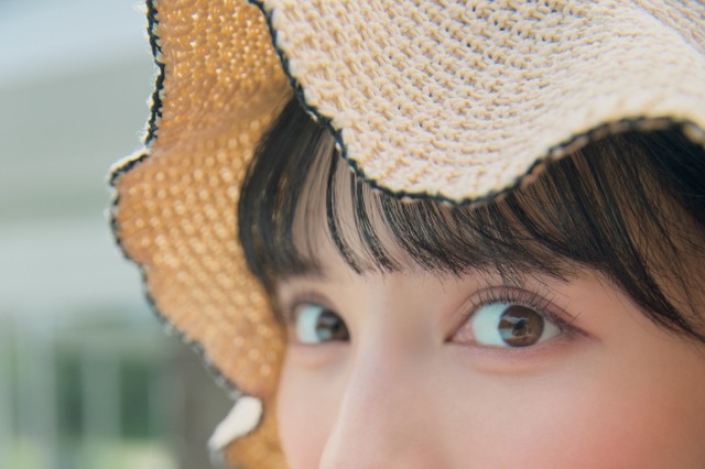 国宝級ビジュアル ・菅田愛貴、大きなスイカを頬張る至近距離ショット! 1st写真集『すのあき』先行カット公開 画像