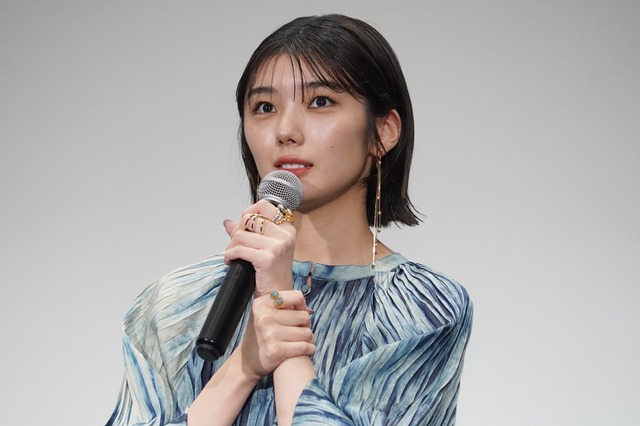 「やばい」「メンバーに見られたくないな～」櫻坂46・藤吉夏鈴、メイド喫茶に初入店でガチ照れ！サプライズで現れたのは 画像