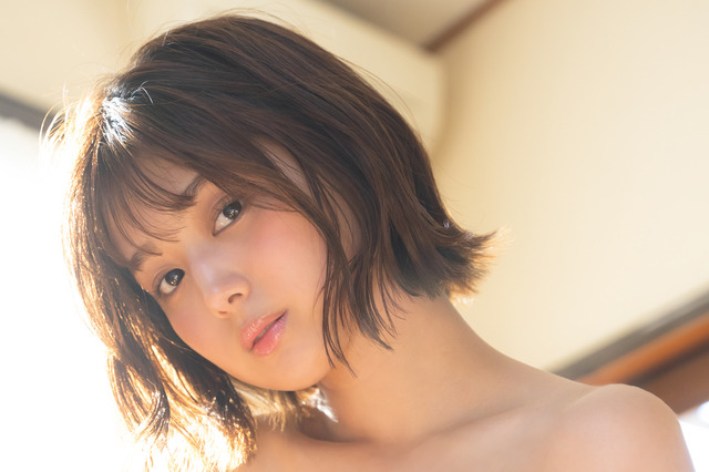 北野瑠華、危うい“手ブラ”ショット！？『FLASH』袋とじで大胆披露 画像