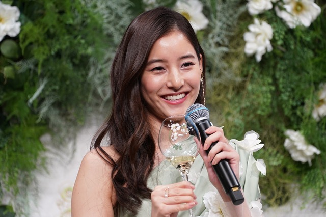 新木優子、大胆スリットから“美しいおみ足”…「別格の美しさ」とファン釘付け 画像