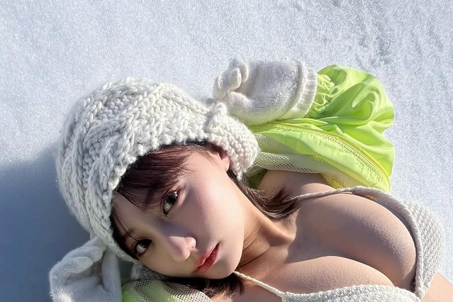 田中美久、雪上でグラビア撮影！“鳥肌”美バストにファン「これぞプロ根性」 画像