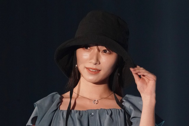 櫻坂46・守屋麗奈、絶対領域チラ見えの黒ニーハイショット! 画像
