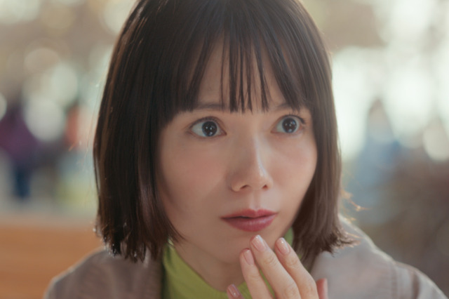 宮﨑あおいが新作「あんことおもちのいちご大福パイ」を堪能! マクドナルド新CM「じゅわわわっと」篇 画像