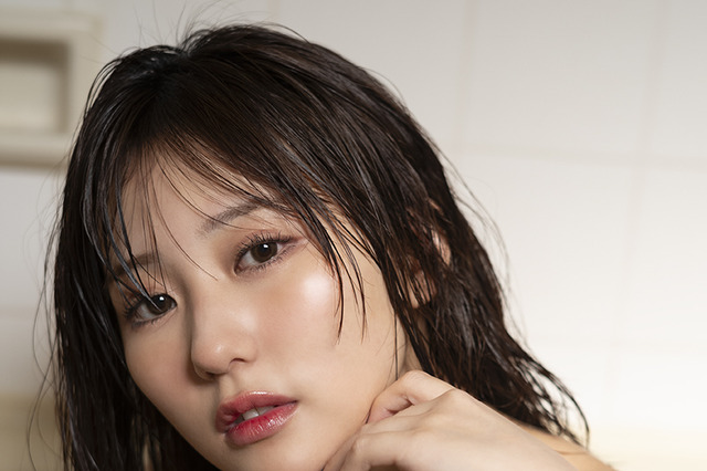 田中美久、アンニュイな表情の水着ショット! AKB48・大盛真歩のグラビアも 『GIRLS graph.009』 画像