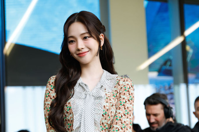 「プラダを着た女神！」aespa・カリナ、タイトなワンピース姿で美オーラ放出 画像