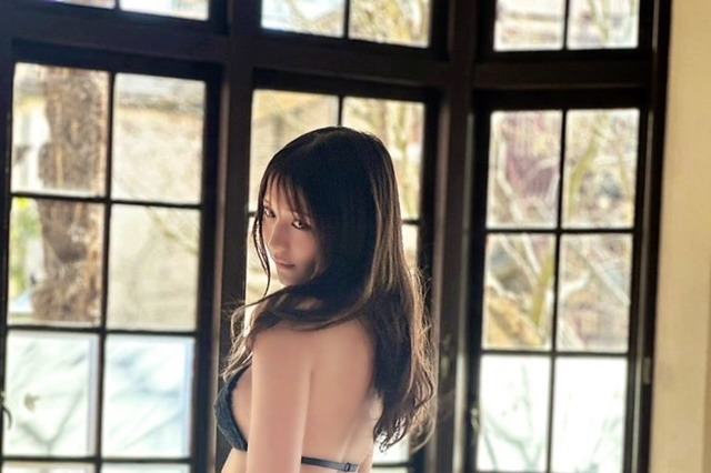 黒嵜菜々子の水着バックショット! 美背中あらわ、お尻はぷりっ 画像