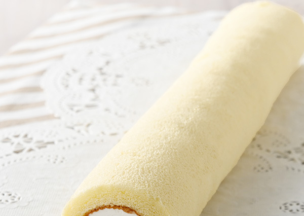長さ27cmのロールケーキが登場！ファミマ、14日より「なが！デカ！」スイーツ5種発売 画像