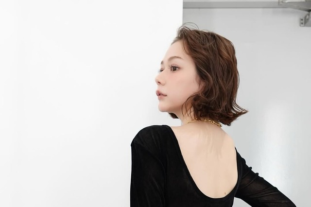 村重杏奈、背中開きの私服ショットが超セクシー! 画像