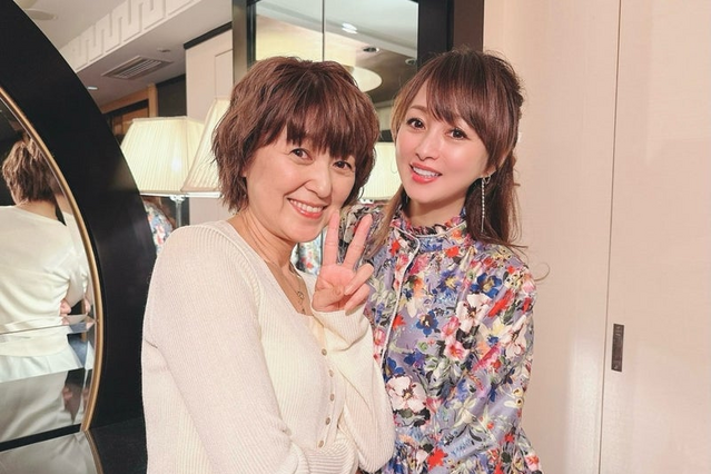 渡辺美奈代、元おニャン子クラブ・新田恵利と笑顔でツーショット!「お仕事で久しぶりに…」 画像