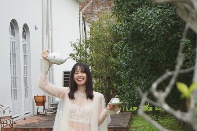 小池里奈、笑顔溢れる“透け”ランジェリーショットにファン「マネさんナイス！」 画像