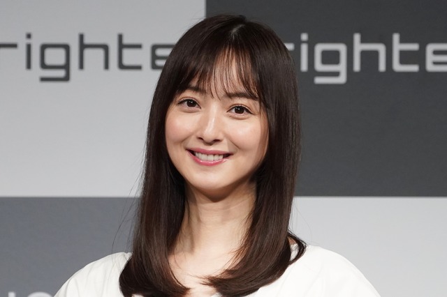 ホワイトワンピで登場の佐々木希、産後の「髪の悩み」は「愛情」で解消! 画像