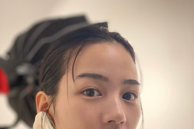 のん、大きいイヤリングを飾ったデコ出しショット! 大人可愛さ溢れる姿が好評 画像