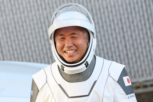 宇宙飛行士・若田光一、宇宙での“二刀流”を披露!? 画像