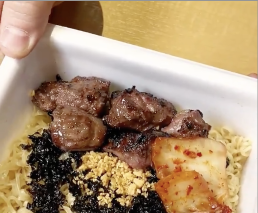 「人生で一番うまいペヤング」「ハラミを入れて食べるのが最高」SNSで話題の焼肉きんぐ限定“ペヤング”が5万食突破！ 画像