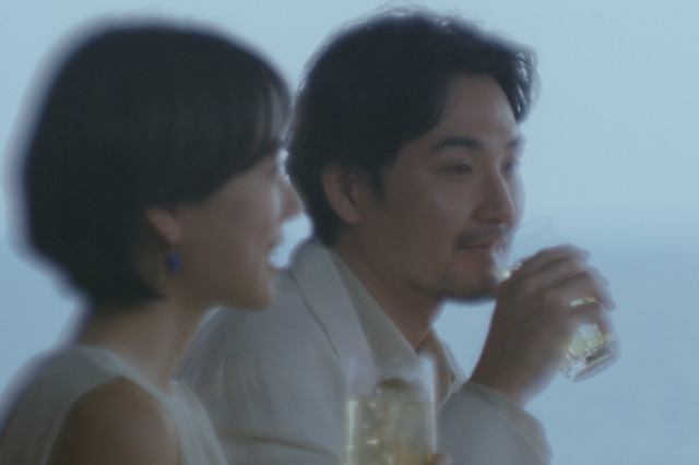 松田龍平と石橋静河が大人旅…サントリー『碧Ao』新CM 画像