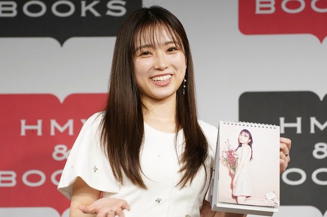 矢吹奈子、新作カレンダーではミニスカ＆肩出しカットが「大人っぽいのでは」！ 画像