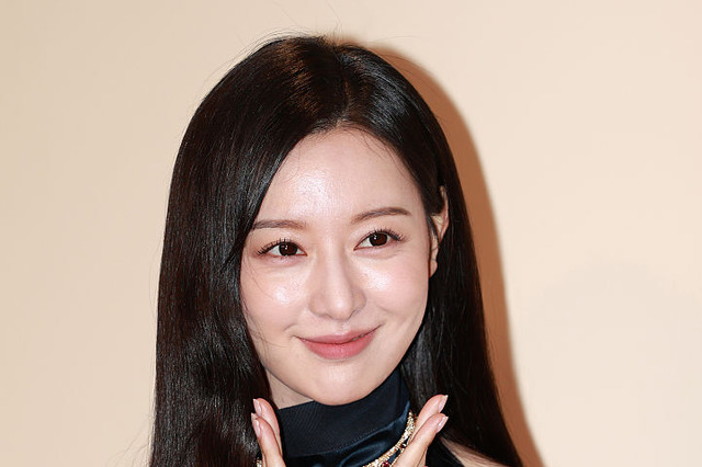“韓国ドラマの女王”キム・ジウォン、二の腕あらわなネイビードレスを完璧着こなし 画像