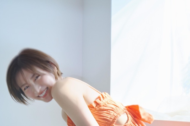 岡崎紗絵、繊細なシルエットが映える春夏ワンピース姿に!「dazzlin」WEBマガジンに登場 画像