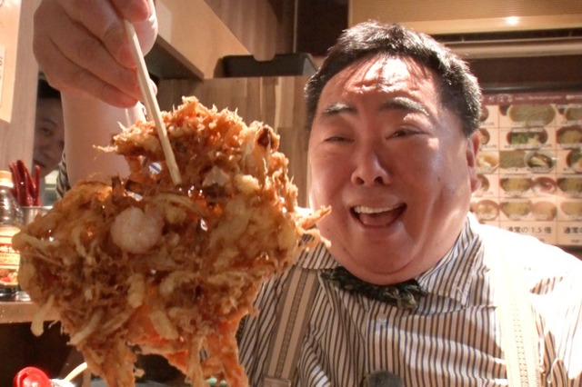 巨大かき揚げに笑いが止まらない！ドランク塚地が立ち食い激戦区・新橋で堪能 画像