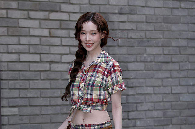 aespaウィンター、大胆な“ヘソ出し”ルックで春コーデを披露 画像