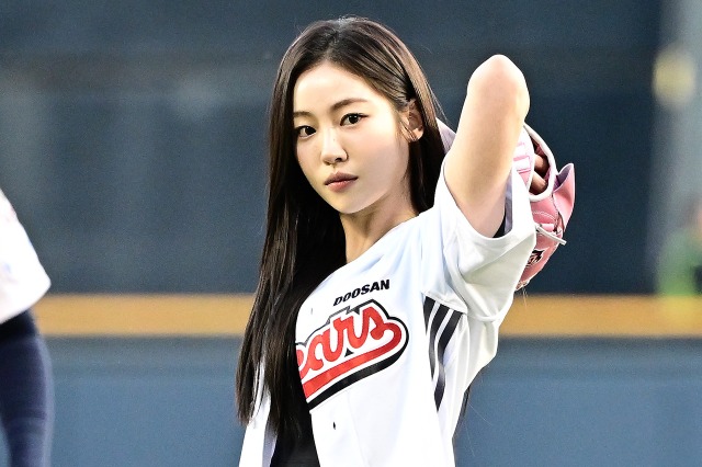 『イカゲーム2』女優、韓国プロ野球始球式でノーバン投球！美貌チラ見せの豪快ピッチング激写【PHOTO】 画像