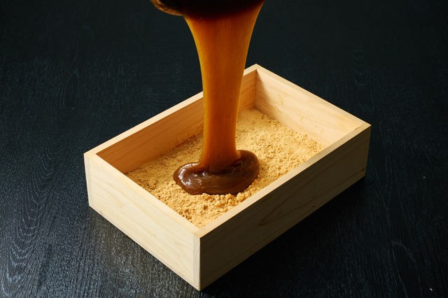 菓匠六鵬、一番搾り純黒糖100%使用の「黒糖わらび餅」が2年連続でモンドセレクション金賞！ 画像