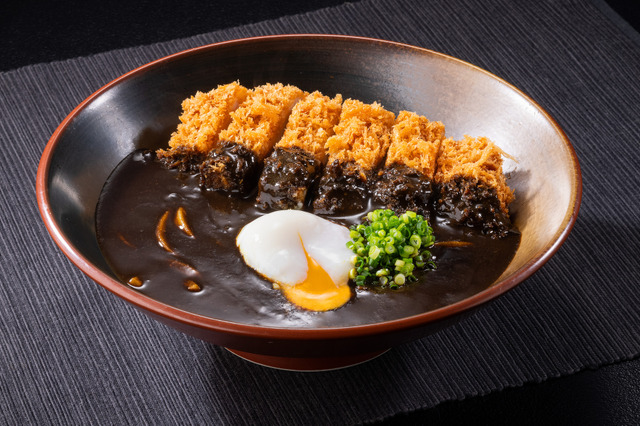 とんでん、17日より富良野産ロースかつをのせた黒いカレーうどんを新発売！ 画像