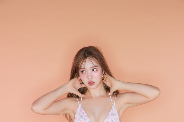 藤田ニコル、美ボディ輝く水着姿に！「ALEXIA STAM」とのコラボアイテム着こなし 画像