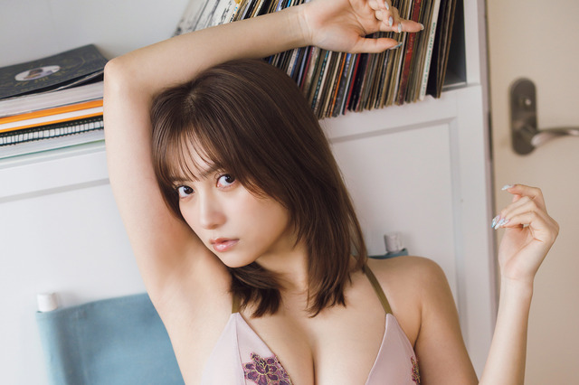 桃月なしこと家飲みデート!?『FLASH』でかつてなくセクシーな姿に… 画像