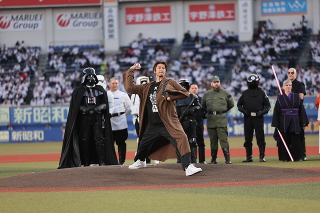 速水もこみちがロッテ対日ハムで始球式！ 「スター・ウォーズ」ジェダイの姿でマウンドへ 画像