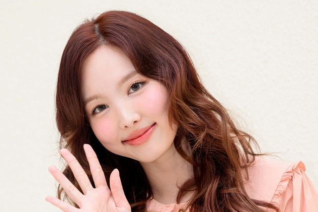 布が少ない…？TWICE・ナヨン、“ほぼ見えてる”春コーデで登場！【独自写真】 画像