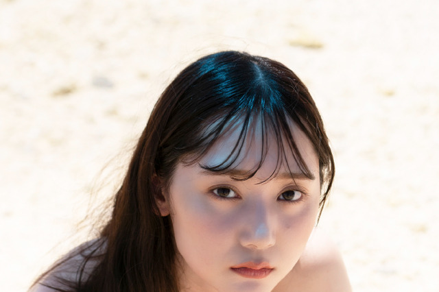 高井真菜、情熱的な視線の水着ショット！ デジタル写真集を2冊同時発売 画像
