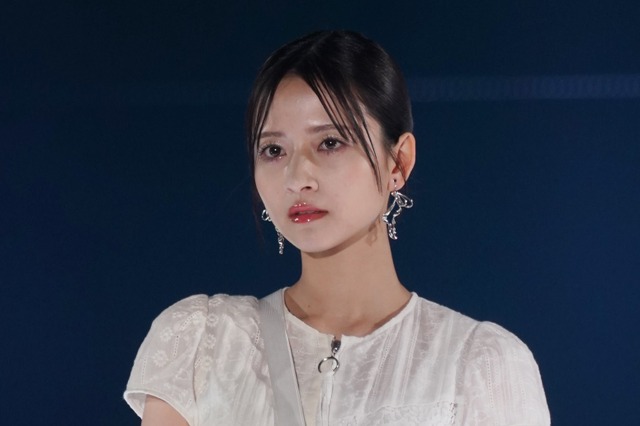 乃木坂46・金川紗耶、着崩しショットで溢れる“健康美”!『ヤングガンガン』オフショット 画像