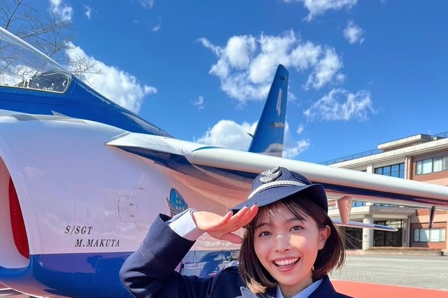 寺本莉緒、ブルーインパルスの前でとびきり笑顔！ 可愛すぎる“自衛官さん”に… 画像