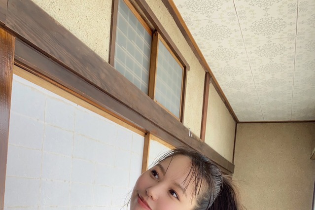 本郷柚巴、レース越しの“黒ランジェリー”が超セクシー！ ド迫力ボディ覗くグラビアオフショ公開 画像