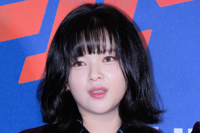 “火照った顔”で舌ペロも…TWICEジョンヨンがどアップ自撮り大放出、二度見必至のビジュアルに反響【PHOTO】 画像