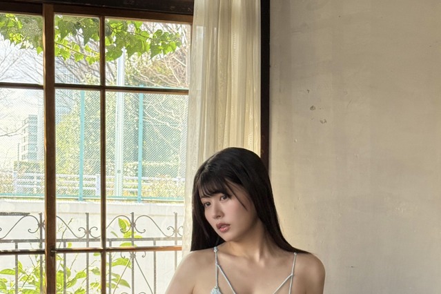 ちとせよしの、“フェチ感”たっぷりのセクシーな姿に！ はだけたシャツに脱ぎかけストッキング… 画像