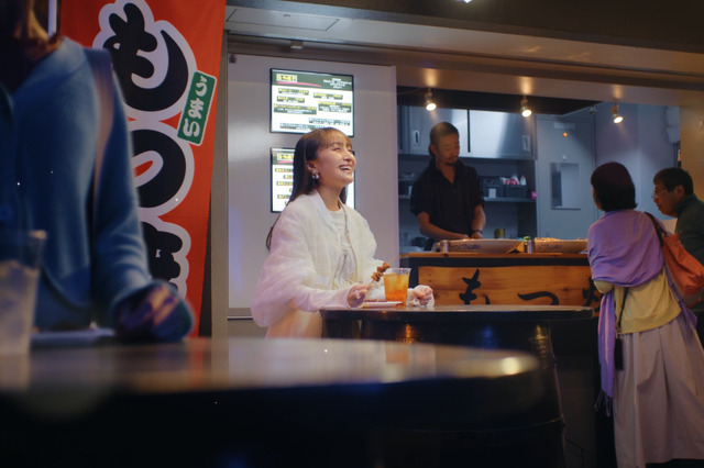 ももクロ・百田夏菜子が船橋競馬場の新CMに出演! 名物のもつ焼きに思わず笑顔 画像