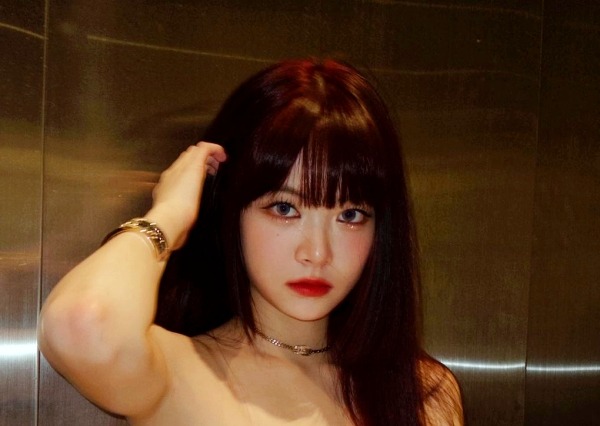 LE SSERAFIM・ウンチェ、ざっくり肩見せ＆ミニ短パン！スラリ美脚でファン魅了「顔もスタイルも完璧…」【PHOTO】 画像