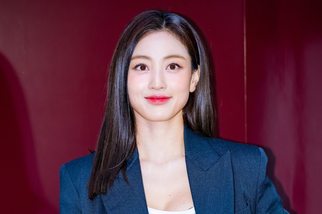 えっ、ジヒョが明治神宮前駅のホームに!? TWICEリーダーの“東京観光SHOT”に視線釘付け【PHOTO】 画像