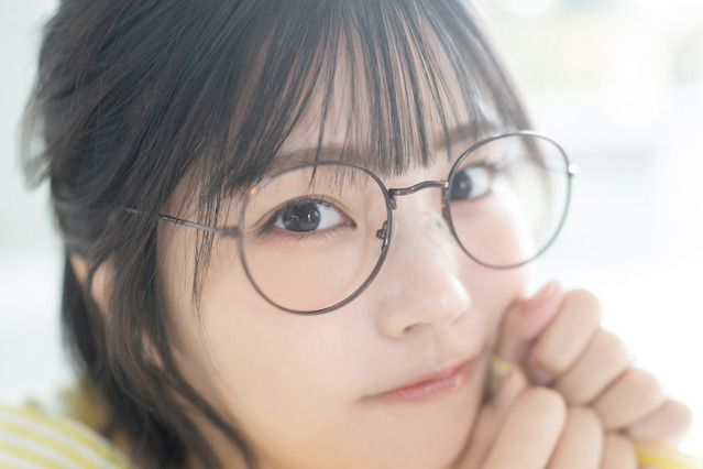 乃木坂46・中西アルノ、眼鏡姿の超接近ショット! 『グラビアチャンピオン』表紙と巻頭に登場 画像