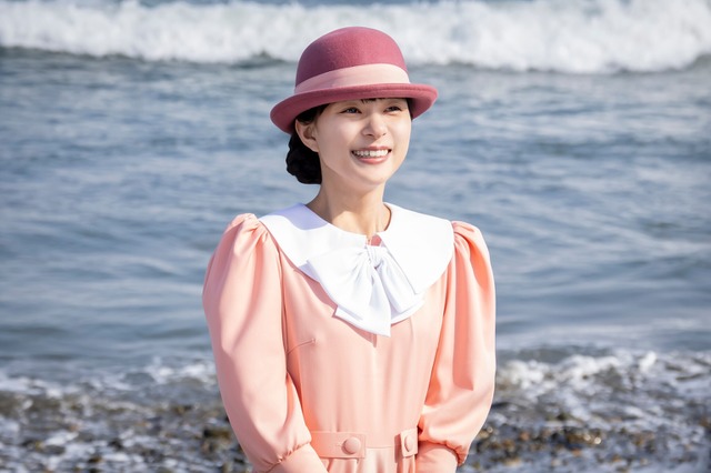 新婚旅行の夜、なつ美(芳根京子)と瀧昌(本田響矢)は手を握って見つめ合い…『波うららかに、めおと日和』 画像