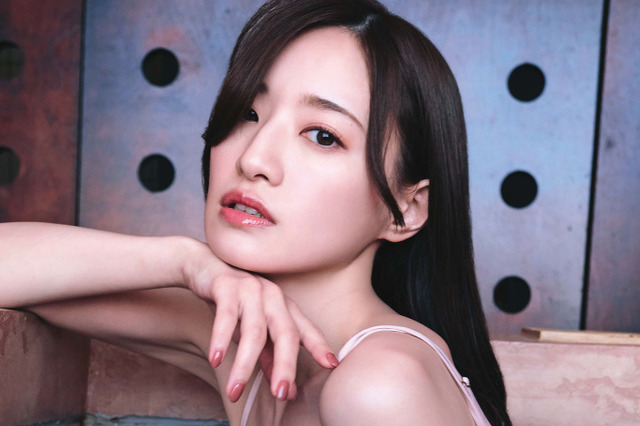 プロ雀士・中田花奈、5年ぶり写真集の表紙は「少し控え目に」！ 想像を掻き立てる艶カット公開 画像
