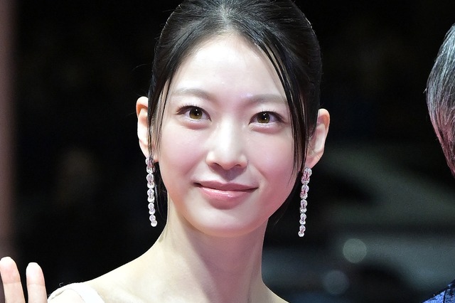 TWICEジョンヨンの“実姉”女優がまるでプリンセス！「本当に綺麗すぎ」と絶賛のドレス姿【PHOTO】 画像