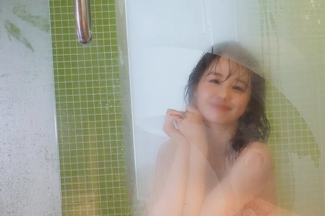 小池里奈、曇りガラス越しに“むっちり”美ボディ披露！「素敵過ぎる」「めちゃめちゃSexy」 画像