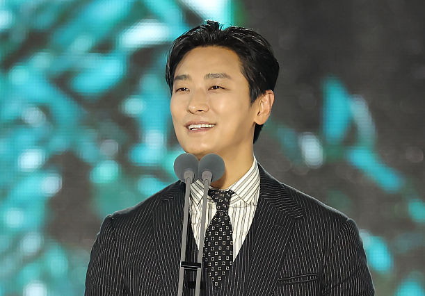 第61回『百想(ペクサン)芸術大賞』最優秀演技賞を受賞したチュ・ジフン、キム・テリはどんな俳優？ 画像