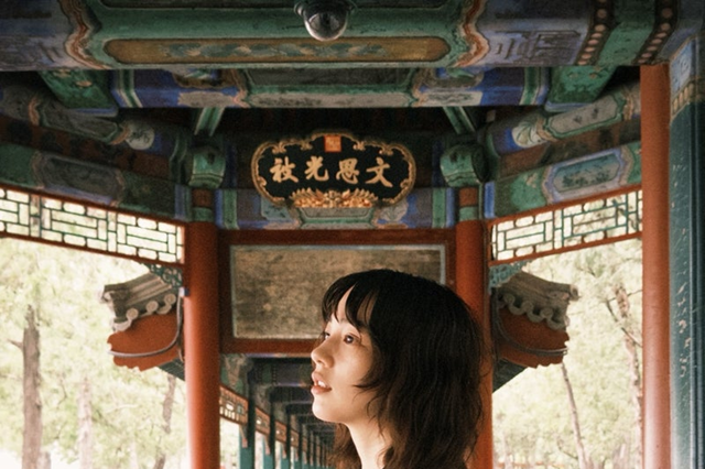 のん、中国旅の思い出ショット公開！ 黒ジャケット×デニム姿にファン「カッケー」「松田優作を思わせる…」 画像