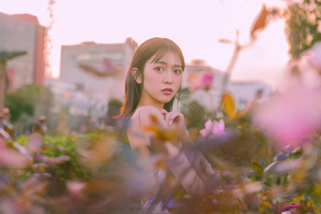 超ときめき♡宣伝部・小泉遥香、1st写真集の先行カット公開! お着替えカットから背中開きドレス姿まで 画像